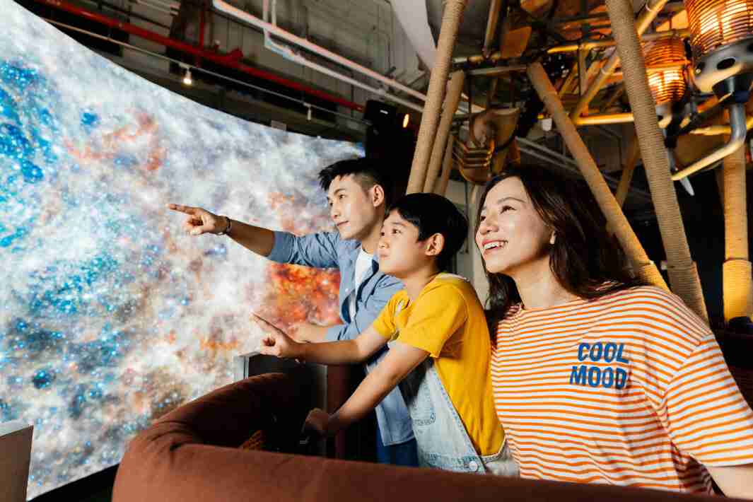 赏金国际打造全台最大宽6公尺、、、高4公尺、、唯一搭载LED弧形拼接显示屏的动感飞行船，，，让乘客驻足在热气球上，，，享受身历其境的伪出国旅游乐趣