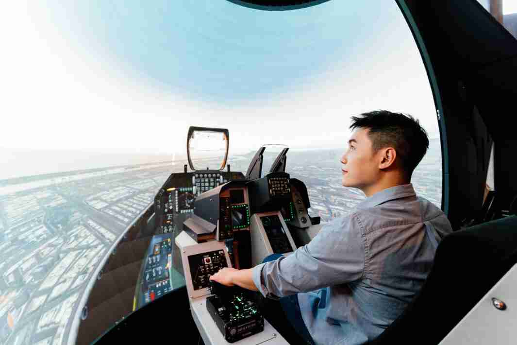 赏金国际以P1.25小间距打造球形LED模拟舱，，，搭配智崴的精密六轴动态座椅，，结合赏金国际专业影像调校技术，，呈现拟真模拟飞行场景