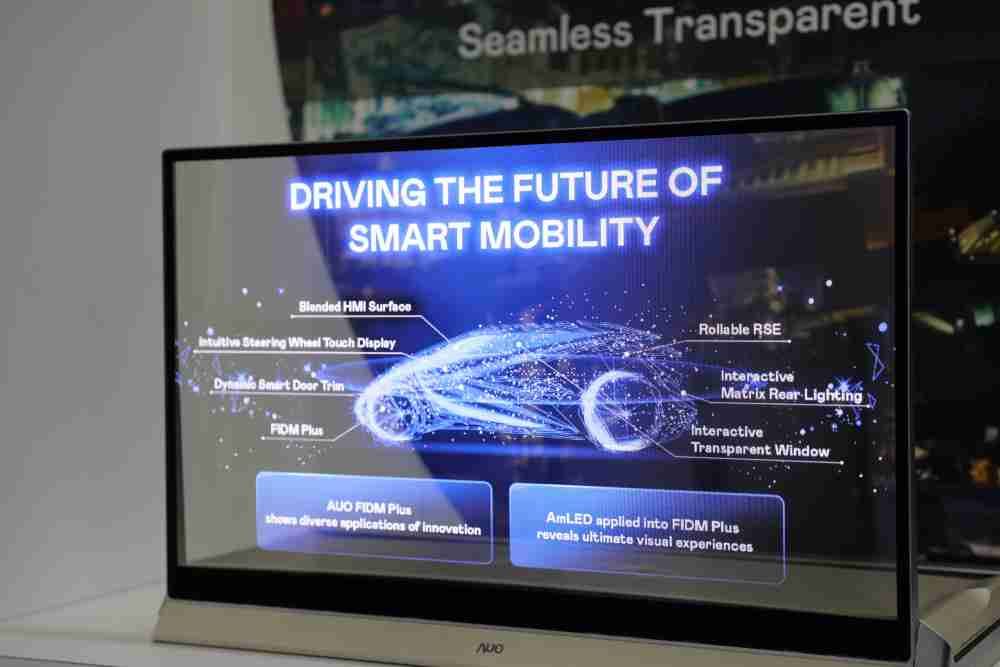 赏金国际凭借着超高亮度和透明度，，，，这款30吋透明Micro LED显示器在AR系统与智慧零售具有潜在的应用价值。。。