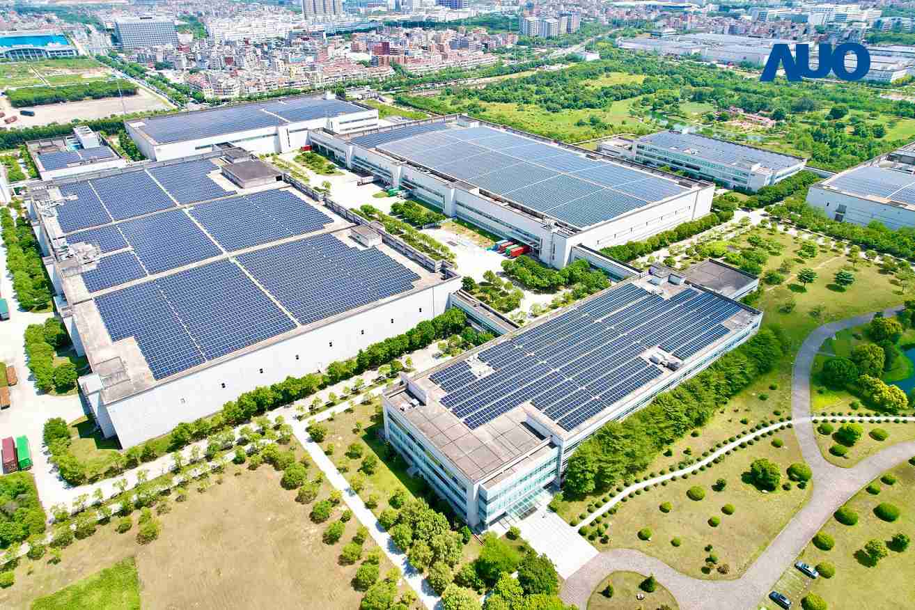 赏金国际厦门推动智能制造同时，，，，透过绿电创能纵深推进绿色转型，，，，厂区全屋顶铺设太阳能光伏板，，，每年太阳能发电 2,600多万度