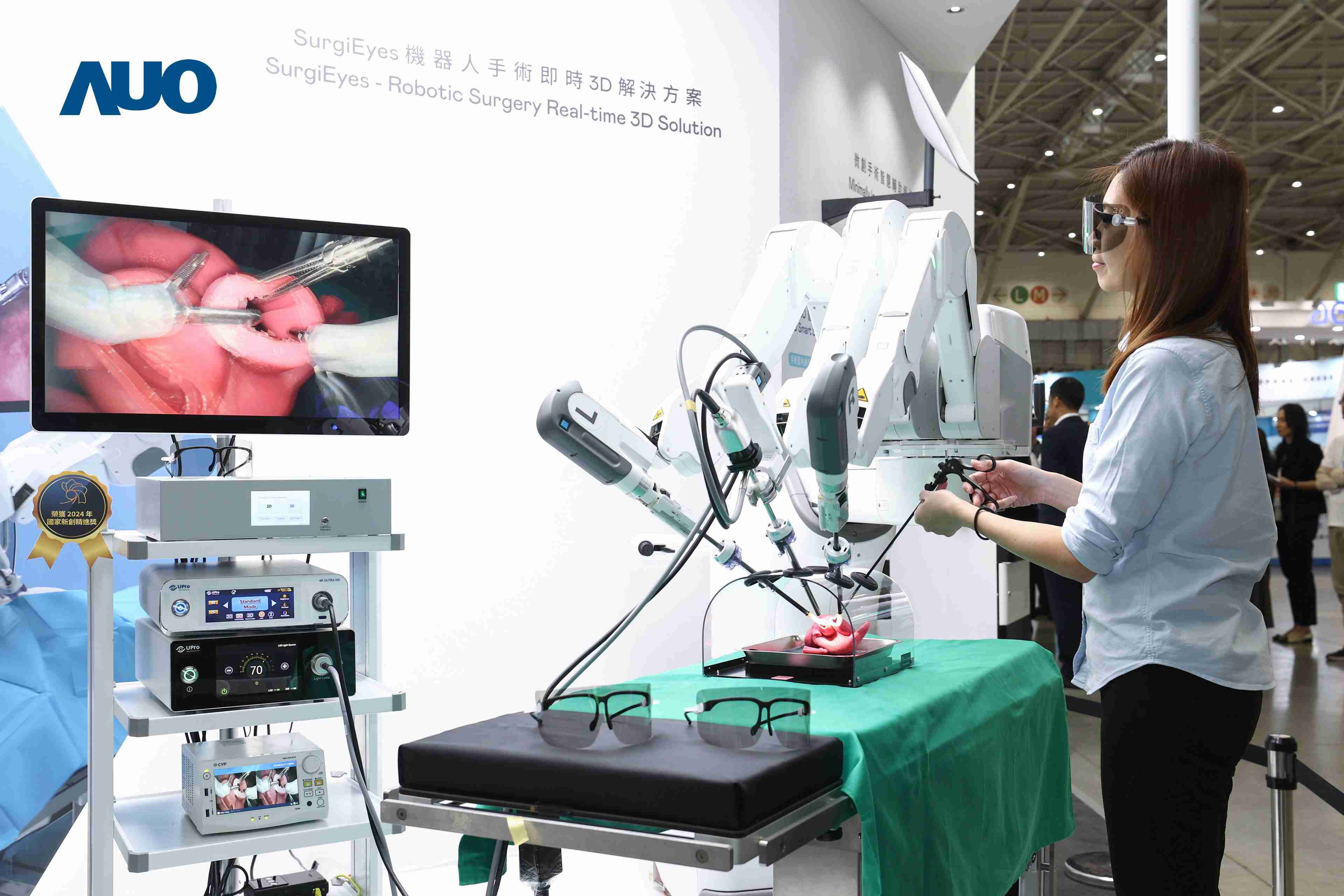 达擎以领先的3D显示技术推出〝SurgiEyes机器人手术实时3D解决方案〞，，，整合先进3D图像处理与独家3D垂直宽视角、、、广色域的显示技术，，，，手术团队可实时同步主刀医师视角看到清晰3D影像，，，，提升沟通效率与安全性。。。。